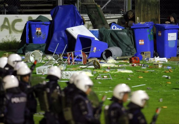 2008 kam es in St. Gallen nach dem Abstiegsspiel gegen Bellinzona zu wüsten Szenen: Der Sachschaden belief sich damals auf 150'000 Franken. St. Gallen Ausschreitungen Wegweisungen