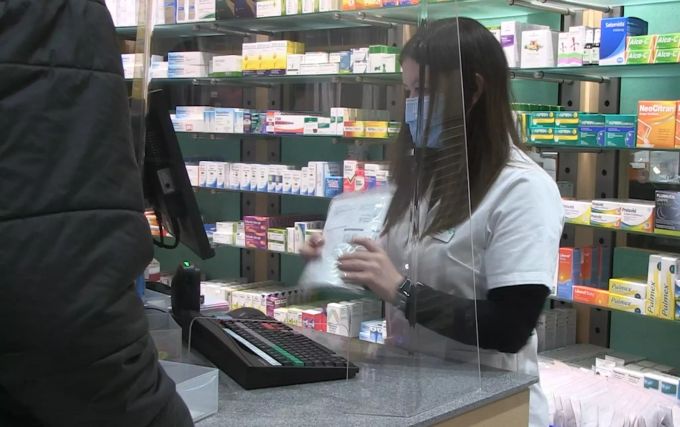 Am Mittwochmorgen gehen an der Bahnhof Apotheke Bern bereits etliche Selbsttests über den Ladentisch. Test