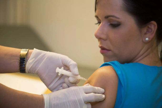 Zum Glück gibt es einen Impfstoff, der umfassend vor einer Infektion mit dem FSME-Virus schützt. Impfstoff
