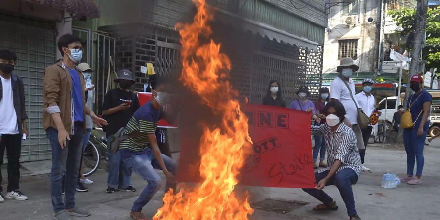 Bei den anhaltenden Protesten gegen die Militärjunta in Myanmar gibt es immer wieder Tote. Foto: Uncredited/AP/dpa/Archivbild