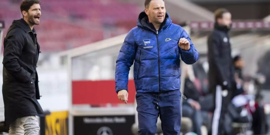 Hertha-Trainer Pal Dardai (r) war mit den ersten Trainingseinheiten nach der Quarantäne sehr zufrieden. Foto: Tom Weller/dpa