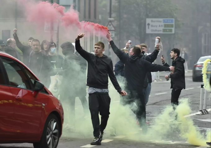 Bereits vor dem Old Trafford fingen die Proteste der Fans von Manchester United an. Später durchbrachen Chaoten die Barrikaden und gelangten ins Stadion. Manchester United