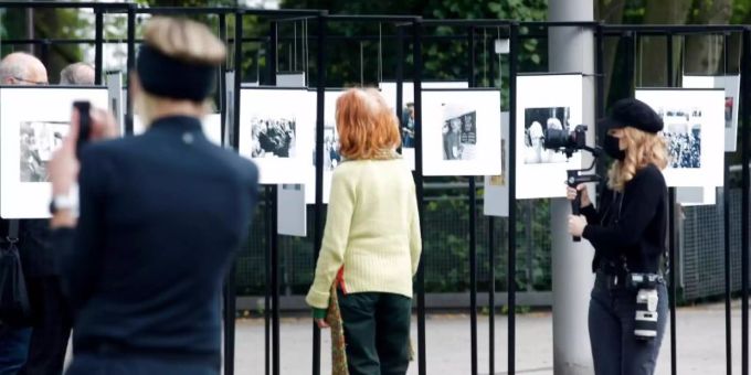 Spaziergänger schauen sich die Outdoor-Fotoausstellung im Rahmen der Ruhrfestspiele am Festspielhaus an. Foto: Roland Weihrauch/dpa Spaziergänger schauen sich die Outdoor-Fotoausstellung im Rahmen der Ruhrfestspiele am Festspielhaus an. Foto: Roland Weihrauch/dpa