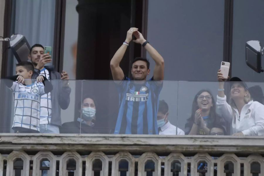 Auch Co-Präsident und Club-Legende Javier Zanetti feiert auf einem nahegelegenen Balkon mit.