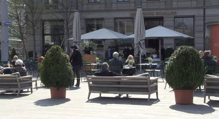 Gut besetzt ist die Terrasse der Brasserie Schiller in Zürich beim Sechseläutenplatz.