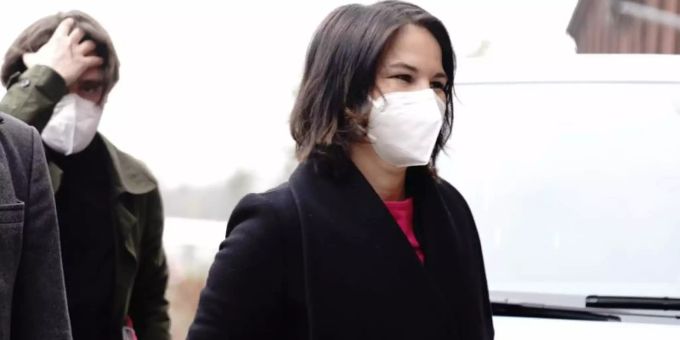 Tag der Entscheidung, Schicksalstag: Annalena Baerbock am Montagmorgen auf dem Weg zur Sitzung des Grünen-Vorstands. Foto: Kay Nietfeld/dpa Annalena Baerbock