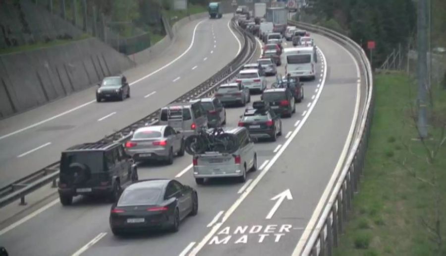 Bereits am Mittwoch vor Auffahrt staute vor dem Gotthard in Richtung Süden.