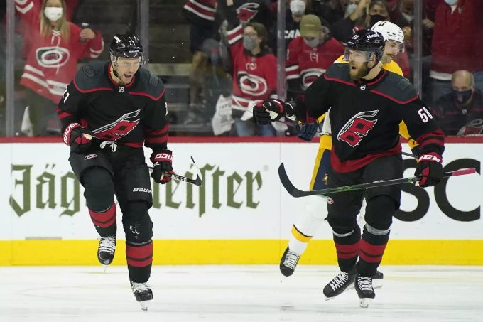Nino Niederreiter (links) jubelt nach einem Treffer der Hurricanes. Nino Niederreiter
