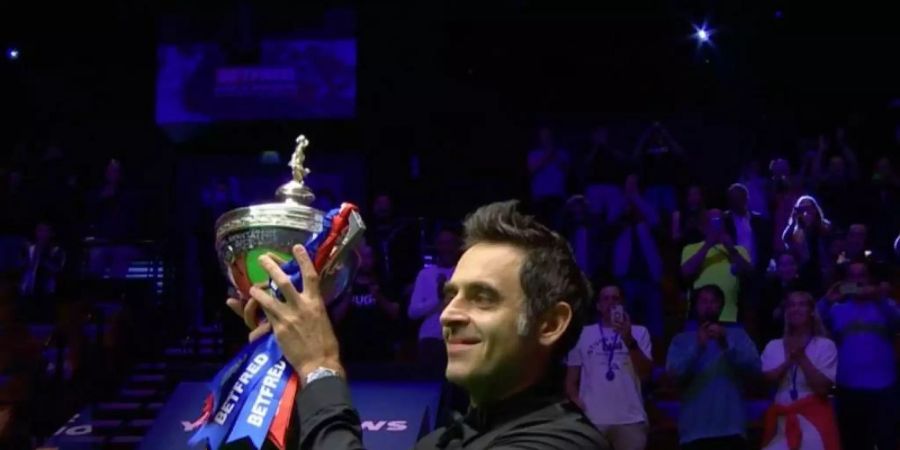 Snooker-Weltmeister Ronnie O'Sullivan mit der Betfred World Snooker Championship-Trophäe. Foto: -/BBC/PA Media/dpa