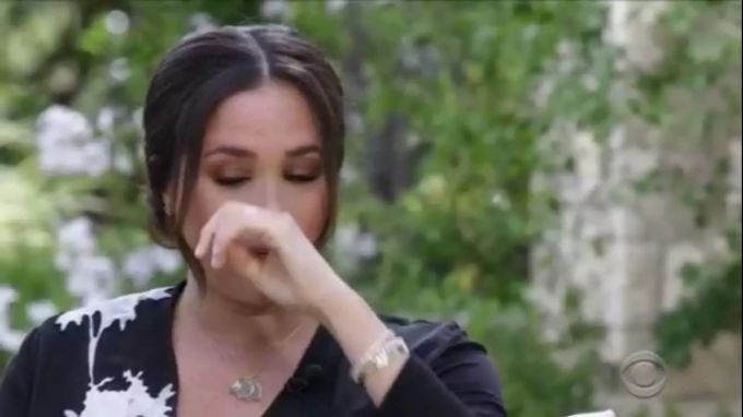 Meghan berührt ihre Nase. markle