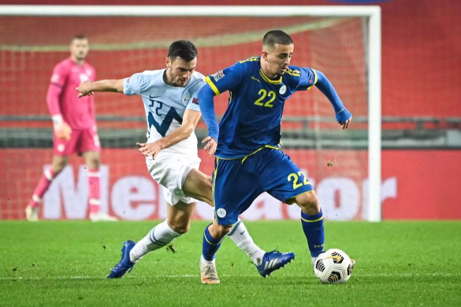 Der FCB-Spieler Edon Zhegrova im Einsatz für den Kosovo.