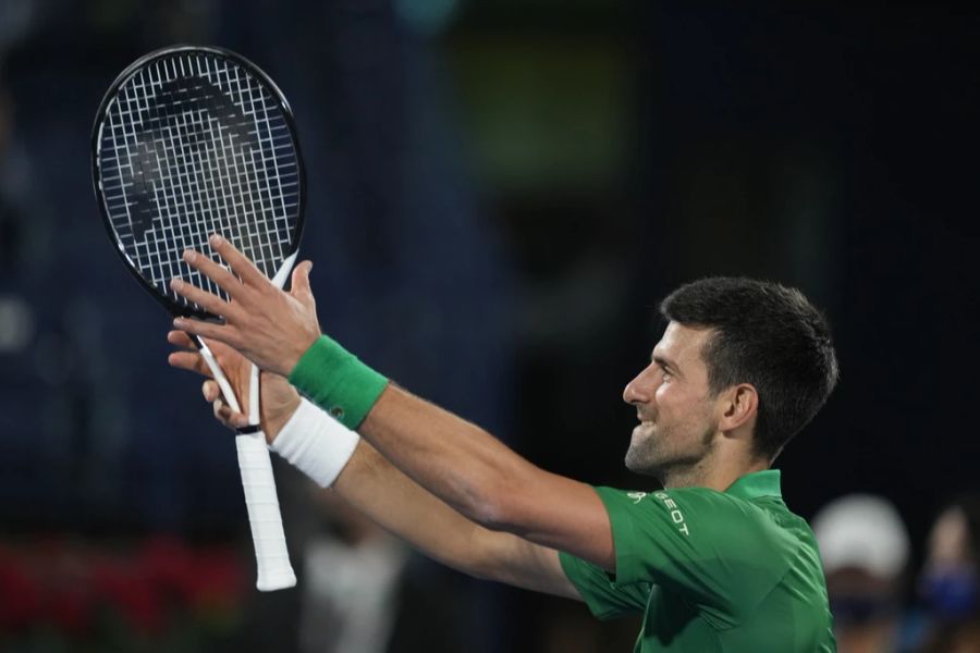 Beim Turnier in Dubai im Februar trug Djokovic auf dem linken Ärmel noch den Sponsor Peugeot ...