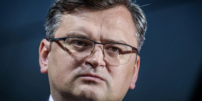 Der ukrainische Aussenminister Dmytro Kuleba fordert im Rahmen seines Berlin-Besuchs die Lieferung westlicher Kampfflugzeuge für die Verteidigung seines Landes. Foto: Michael Kappeler/dpa Der ukrainische Aussenminister Dmytro Kuleba fordert im Rahmen seines Berlin-Besuchs die Lieferung westlicher Kampfflugzeuge für die Verteidigung seines Landes. Foto: Michael Kappeler/dpa