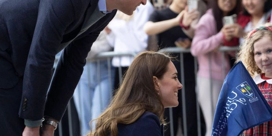 Prinz William und Herzogin Kate im Gespräch mit Kindern in Schottland.