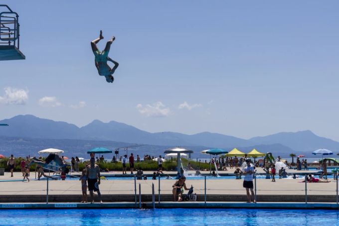 Wer am Wochenende wegen dem schönen Wetter eine Abkühlung braucht, sollte ins Freibad gehen. wetter freibad lausanne