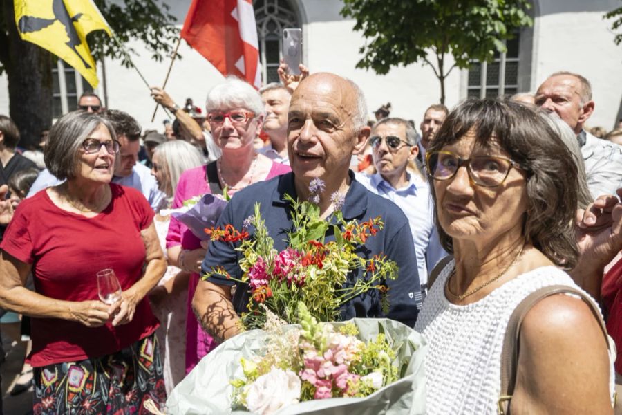 Bundesrat Ueli Maurer erhält einen Blumenstrauss.