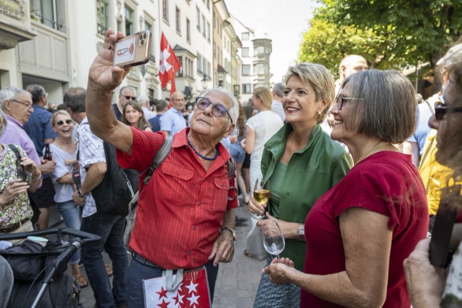 Ebenfalls hinhalten für Selfies muss Bundesrätin Karin Keller-Sutter.