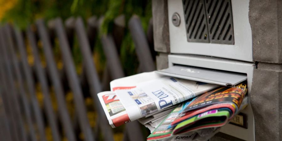Wenn man länger ausser Haus ist, kann ein überfüllter Briefkasten Einbrecher anlocken.