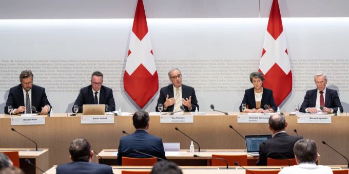 Michael Wider, Präsident Verband Schweizerischer Elektrizitätsunternehmen (VSE), Martin Schmid, Präsident Verband der Schweizerischen Gasindustrie (VSG), Bundesrat Guy Parmelin, Bundesrätin Bundesrat Gas