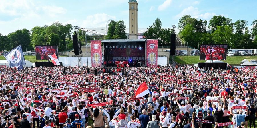Zahlreiche Fans feiern das RB-Team auf der Festwiese den Pokalsieg.