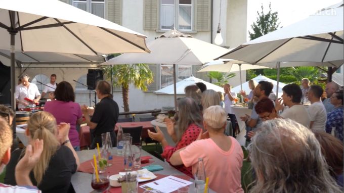 Mitten in Hinwil: Feiern unter Sonnenschirmen und Palmen. Freihof