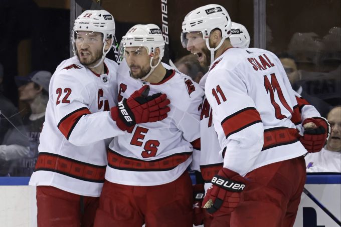 Nino Niederreiter wird in der NHL von seinen Teamkollegen beglückwünscht. NHL