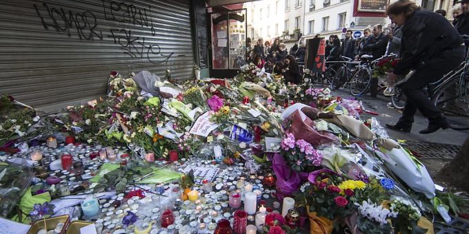 ARCHIV - Menschen legen vor dem Cafe «Belle Equipe» in Paris Blumen ab un stellen Kerzen auf. Rund sechs Jahre nach der Anschlagsnacht des 13. November 2015, in der Islamisten im m Konzertsaal «Bataclan» und in mehreren Bars und Restaurants, darunter auch das Belle Equipe, in der französischen Hauptstadt um sich schossen, rollt jetzt ein Terrorprozess die Geschehnisse auf. Foto: Ian Langsdon/EPA/dpa bataclan