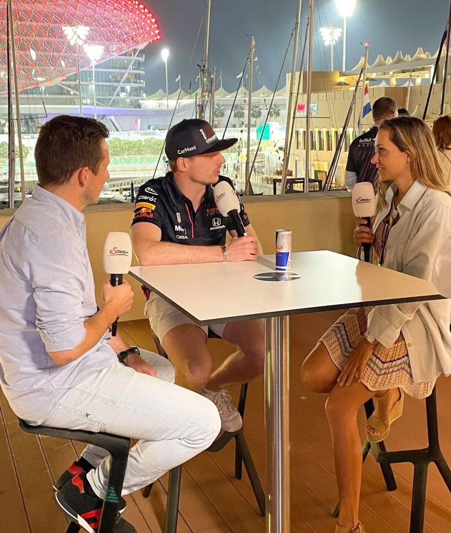 Hier interviewt sie für ServusTV Max Verstappen, der Weltmeister der Formel 1.