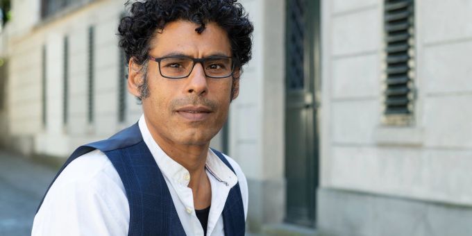 Usama Al Shahmani floh als Erwachsener aus dem Irak in die Schweiz, nachdem er wegen eines regimekritischen Theaterstücks ins Visier der Polizei geraten war. Er gehört zu den 14 Autoren und Autorinnen aus Deutschland, Österreich und der Schweiz beim Bachmannpreis 2022. Usama Al Shahmani floh als Erwachsener aus dem Irak in die Schweiz, nachdem er wegen eines regimekritischen Theaterstücks ins Visier der Polizei geraten war. Er gehört zu den 14 Autoren und Autorinnen aus Deutschland, Österreich und der Schweiz beim Bachmannpreis 2022.