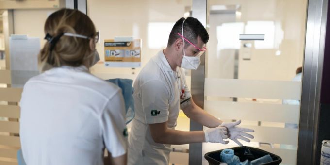 Spitalangestellte ziehen ihre Schutzausrüstung nach dem Besuch eines mit dem Coronavirus angesteckten Patienten aus. Coronavirus