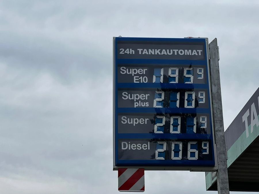 Die Spritpreise bei der SB-Tankstelle in Dettingen (D).