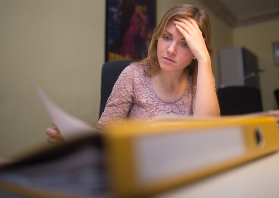 Frau Arbeit Ordner Papier müde Büro