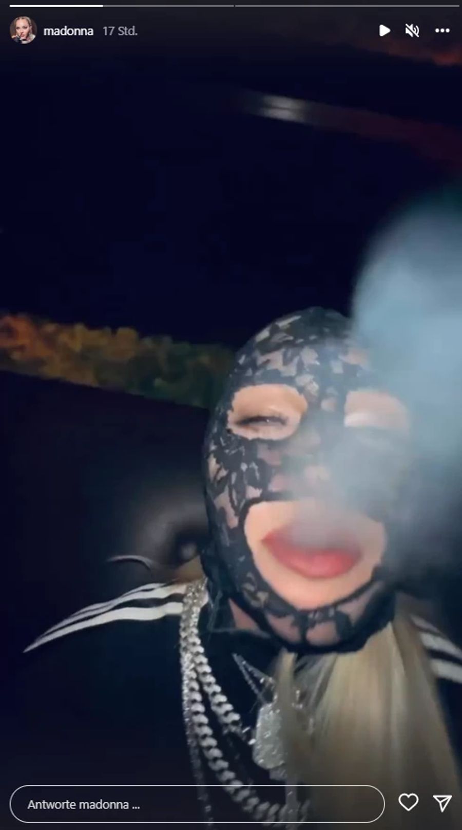 Die einstige Queen of Pop gönnt sich eine Shisha.