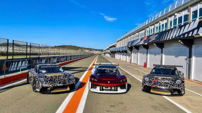 Der Porsche 718 Cayman GT4 ePerformance in mitten seiner Performance-Brüder Mission R und 911 RSR 718 Cayman GT4 ePerformance