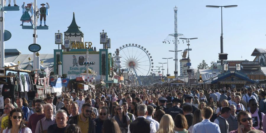 Verdacht der Vorteilsgewährung: Waren die  Gutscheine eines Wiesn-Wirts für je ein Hendl und eine Mass Bier rechtens? Damit beschäftigt sich nun ein Gericht in München.