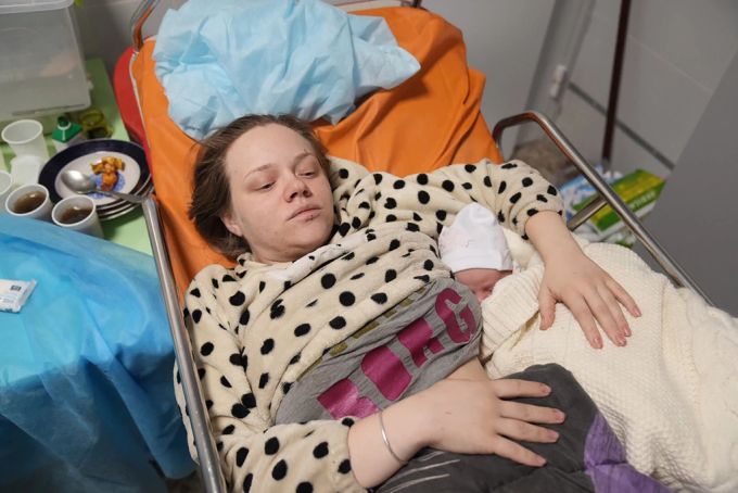 Wenige Wochen nach dem Angriff in Mariupol brachte Marianna Wischemirskaja ihre Tochter zur Welt. Ukraine krieg