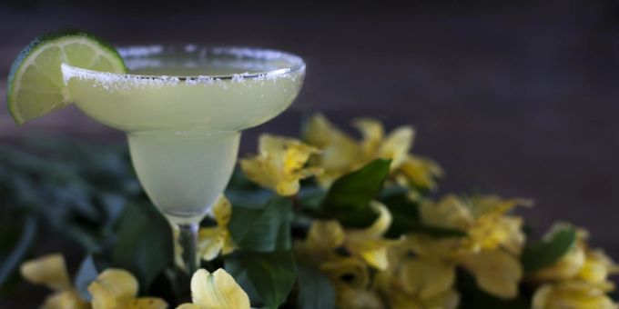 Margaritas sind feine Drinks auf Tequilabasis für fast jede Gelegenheit. Drink Markarita Blüten Lilien