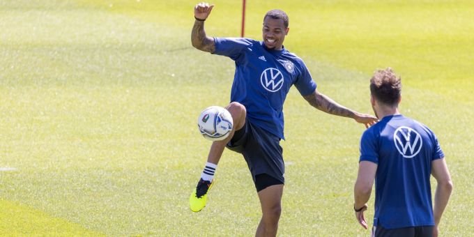 Lukas Nmecha (l) wurde nach dem Spiel der deutschen Nationalmannschaft am Sprunggelenk operiert. Lukas Nmecha