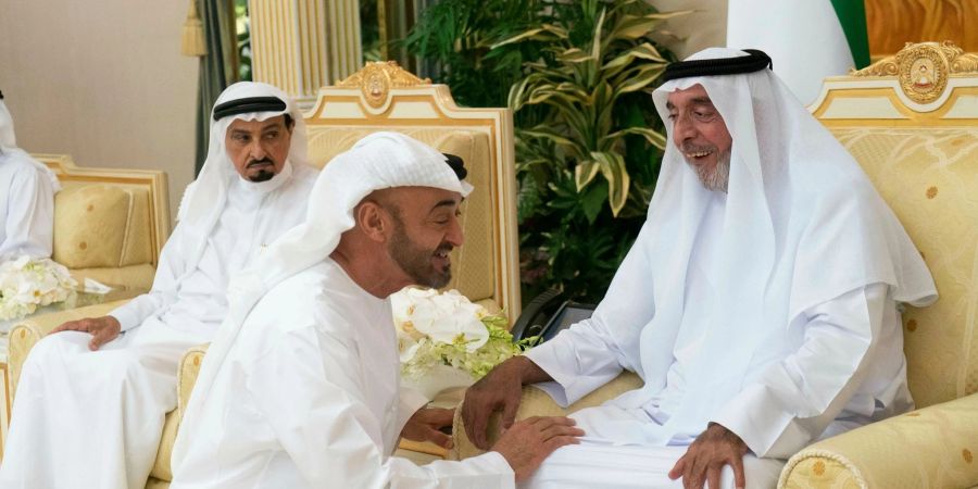 Auf diesem Foto der Emirates News Agency, WAM, wird Scheich Khalifa bin Zayed Al Nahyan, der Präsident der Vereinigten Arabischen Emirate und Herrscher von Abu Dhabi (r) von Scheich Mohammed bin Zayed Al Nahyan begrüsst, dem Kronprinzen von Abu Dhabi (M).