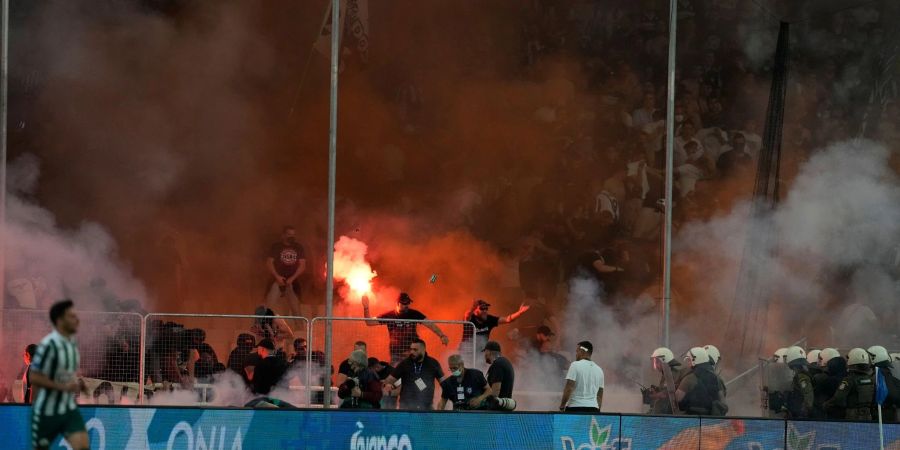 Das griechische Pokalfinale in Athen wurde von Ausschreitungen überschattet.