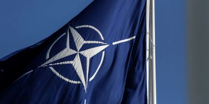 Die Nato-Flagge. nato