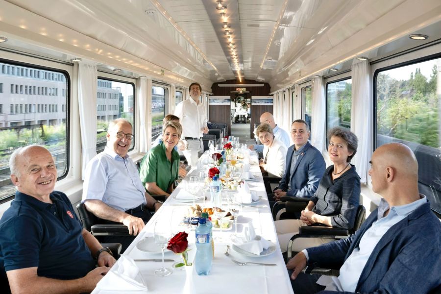 «Zmorge» in der SBB: Die Mitglieder des Bundesrats machen sich auf den Weg nach Schaffhausen, 30. Juni 2022.