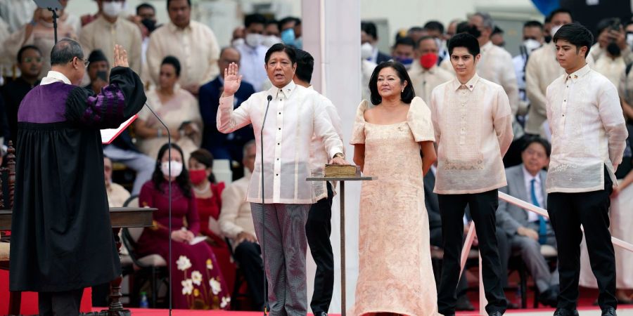 Ferdinand "Bongbong" Marcos Jr. (M.), gewählter Präsident der Philippinen, wird vom Obersten Richter des Obersten Gerichtshofs, Alexander Gesmundo, in Manila vereidigt.