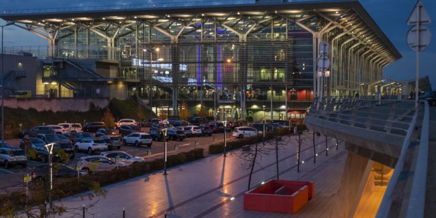 Der Jet landete nach dem Druckabfall am Euroairport in Basel. 37 Passagiere klagten über Tinnitus- oder Trommelfellbeschwerden. (Archivbild)