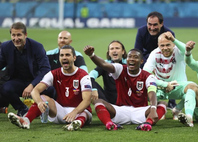 Franco Foda (li.) mit David Alaba (vorne rechts) und dem ÖFB-Nationalteam. Franco Foda David Alaba