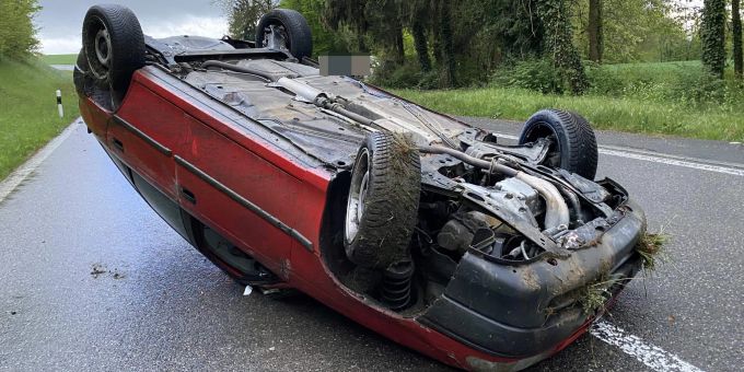 Tegerfelden: Selbstunfall – Auto überschlagen Tegerfelden: Selbstunfall – Auto überschlagen