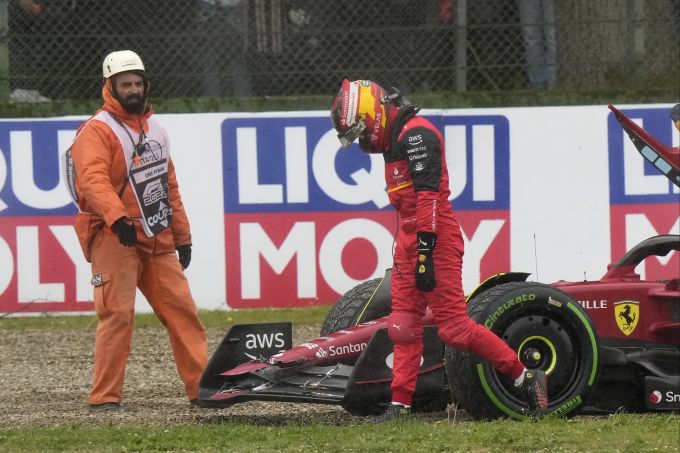 Carlos Sainz (Ferrari) verlässt nach seinem Ausscheiden beim Imola-GP der Formel 1 das Kiesbett. Ferrari Carlos Sainz Imola
