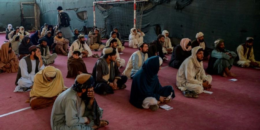 In Kandahar warten Menschen auf die Zuteilung von Essen für mangelernährte Kinder.
