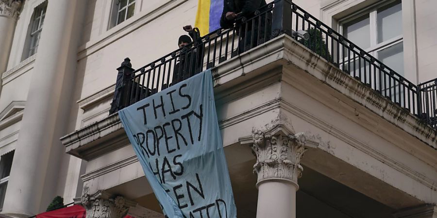 Demonstranten haben letzte Woche in London ein Haus besetzt, das einem russischen Oligarchen gehören soll. Die USA haben nun Sanktionen gegen den Oligarchen Konstantin Malofejew und sein Netzwerk verhängt. (Archivbild)