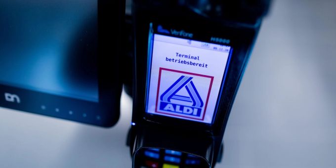 Nach Problemen mit Kartenzahlungen können Verbraucher beim Discounter Aldi Nord Firmenangaben zufolge bald wieder überall bargeldlos einkaufen. Nach Problemen mit Kartenzahlungen können Verbraucher beim Discounter Aldi Nord Firmenangaben zufolge bald wieder überall bargeldlos einkaufen.